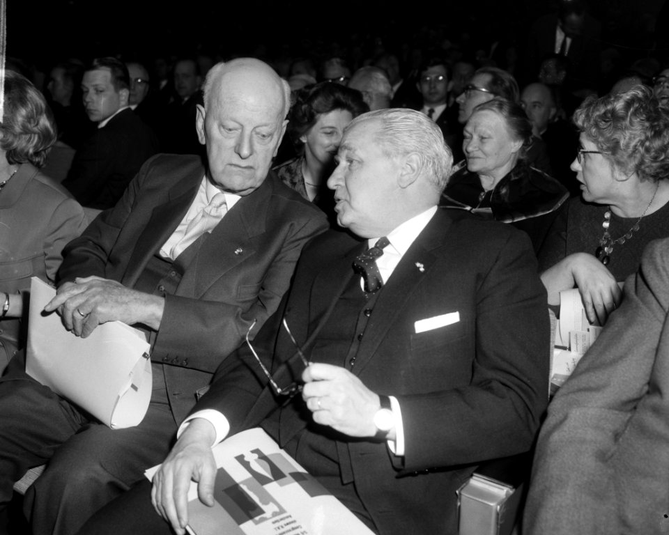 Congres Partij van de Arbeid , links de heer Jonkman en rechts Van Thiel , voorz, Bestanddeelnr 917-5039