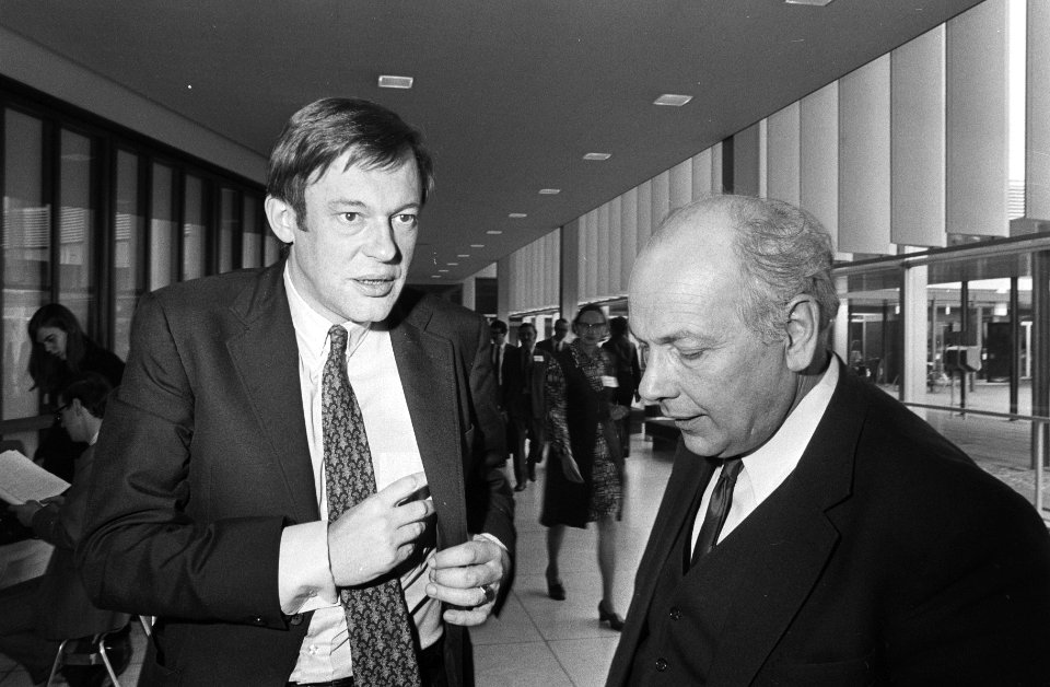 Congres D66 in RAI, Amsterdam (links) Van Mierlo (rechts) Den Uyl, Bestanddeelnr 924-3085