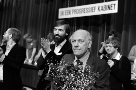 Congres PvdA in Amsterdam, Den Uyl en Max van der Berg met bloemen, Bestanddeelnr 931-3492