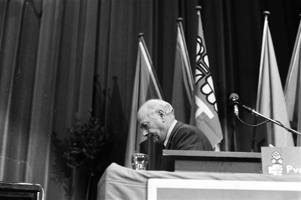 Congres PvdA in Amsterdam, 17 Joop den Uyl en Max van der Berg met bloemen, 18 J, Bestanddeelnr 931-3496