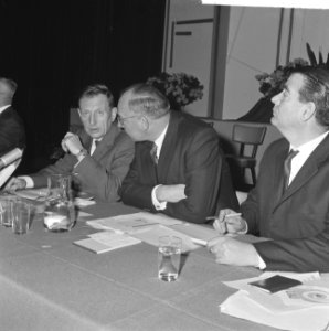 Congres PvdA in Tivoli te Utrecht J. G. Suurhoff , professor dr. A. Vondeling , , Bestanddeelnr 915-7475