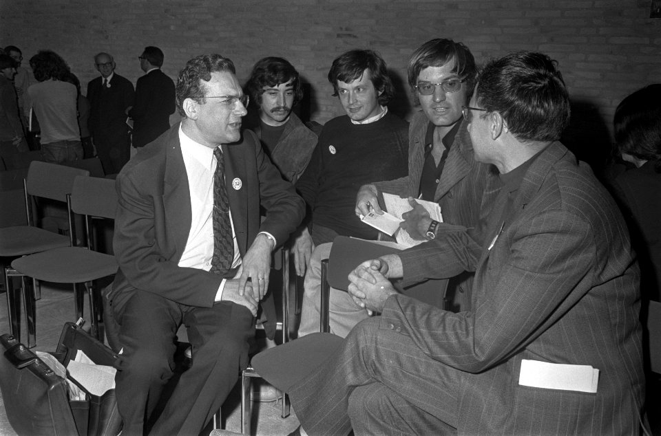 Congres over Kapitalisme in 70-er jaren in Tilburgse Hogeschool v.l.n.r. Ern, Bestanddeelnr 923-8343