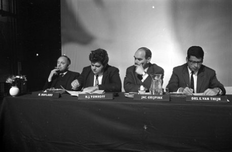 Congres Radio en TV-verslaggevers in Hilversum. H. J. A. Hofland (Algemeen Hande, Bestanddeelnr 921-4178