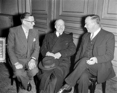 Congres PvdA Leiden, vlnr. Vermeer, Clement Attlee (leider Labour Party), J.A.W…, Bestanddeelnr 906-9891