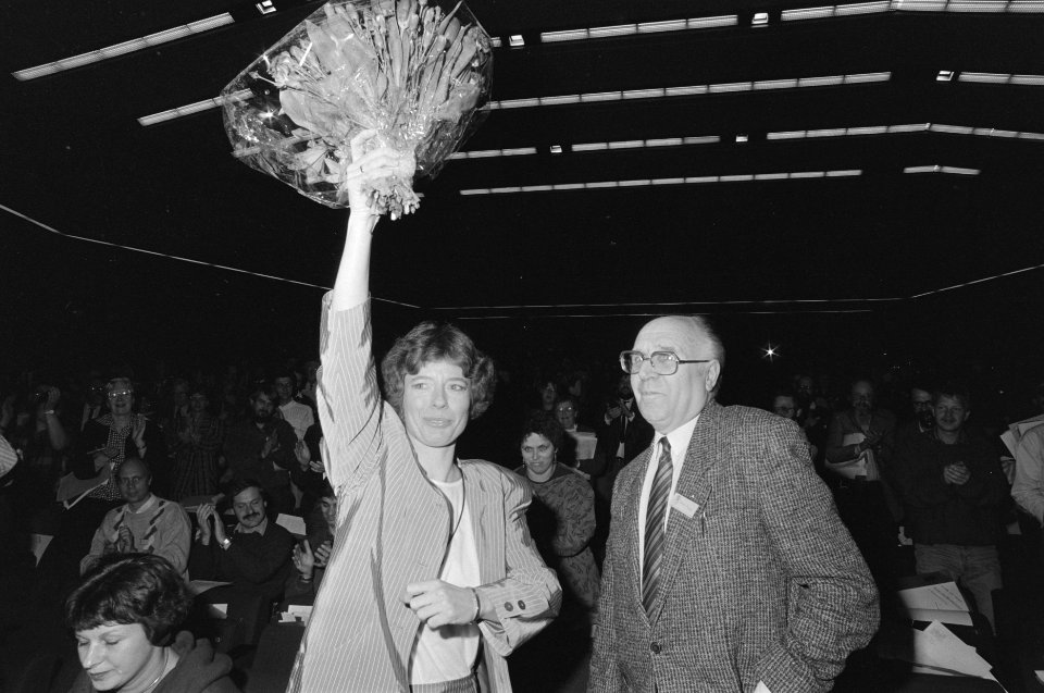 Congres PvdA in Amsterdam nieuwe voorzitter Marjanne Sint en rechts Stan Poppe , Bestanddeelnr 933-9414