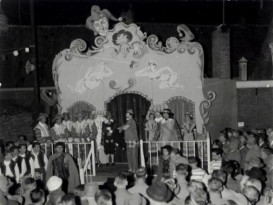 Congres Vereniging Nederlandse Gemeenten 2728 mei 1959. NB. Oud-Hollandse kermis op het Doelenterrein. Aangekocht van fotograaf C. de Boer. Identificatienummer 54-014307