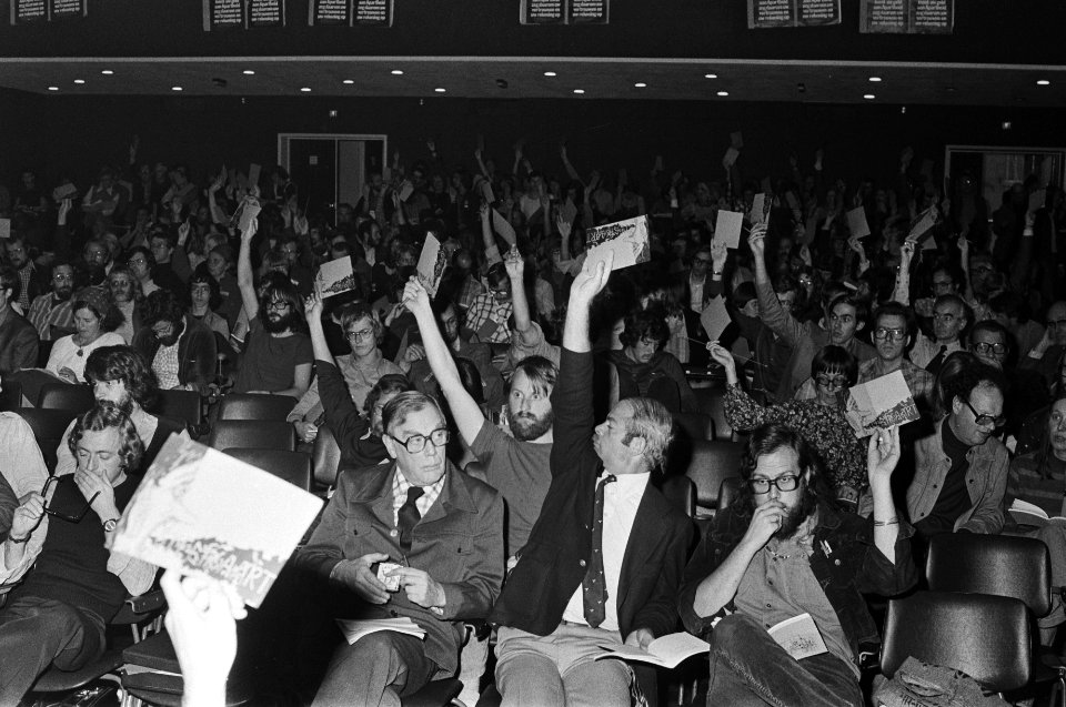 Congres PPR in Amsterdam 8 tijdens stemming vlnr Trip, De Gaay Fortman en , Bestanddeelnr 928-8125