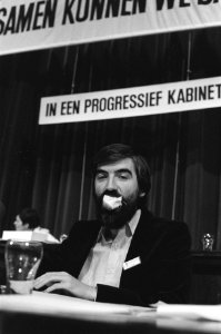 Congres PvdA in Amsterdam, partijvoorzitter Van der Berg eet een appel tijdens het congres, Bestanddeelnr 931-3489
