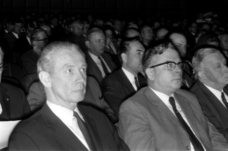 Congres van Nederlandse Wegen Congres , Utrecht, (l) ir K E Huizingadie en (r, Bestanddeelnr 925-2201