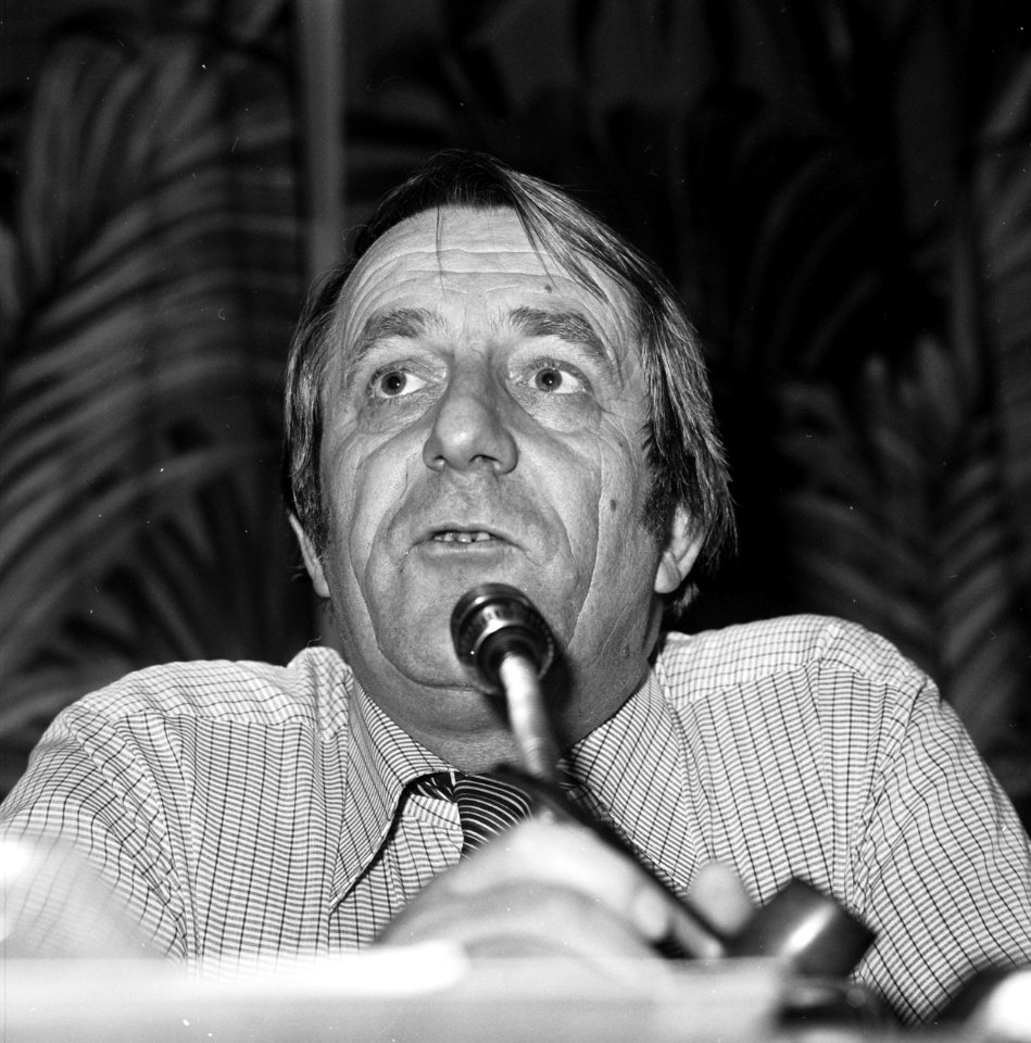 Congres Voedingsbonden FNV in Krasnapolsky Amsterdam voorzitter Cees Schelling , Bestanddeelnr 929-4375