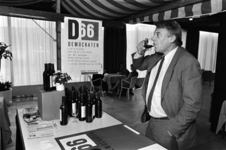 Congres D'66 in Breda Hans van Mierlo proeft de Democratenwijn, Bestanddeelnr 933-4986