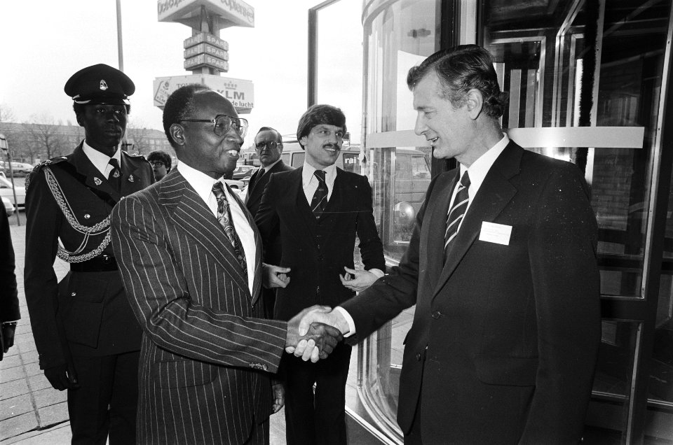 Congres club de Sahel in Amsterdam minister De Koning begroet president Jewara , Bestanddeelnr 930-0076