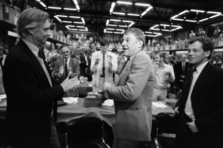 Congres D66 Hans van Mierlo (m) na toespraak, links Glastra van Loon en rechts , Bestanddeelnr 933-3533