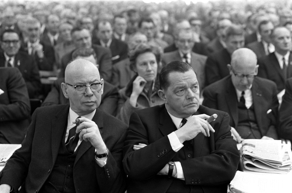 Congres CHU te Utrecht, dr. L.A.H. Albering (KVP)) en rechts mr. Beernink, Bestanddeelnr 920-9308