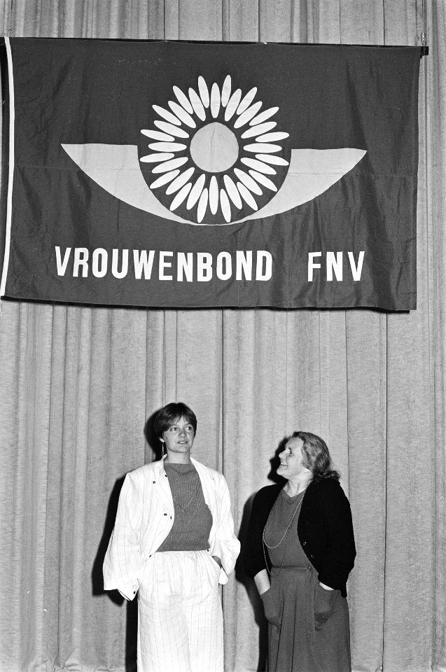 Congres Vrouwenbond FNV in Utrecht Karin Adelmund (l mevrouw Flipse (onder vlag, Bestanddeelnr 932-1602
