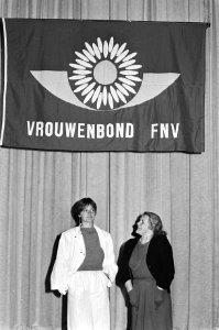 Congres Vrouwenbond FNV in Utrecht Karin Adelmund (l mevrouw Flipse (onder vlag, Bestanddeelnr 932-1602