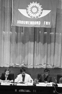 Congres Vrouwenbond FNV in Utrecht 6 Karin Adelmund tijdens congres, 7, 8 v.l, Bestanddeelnr 932-1603
