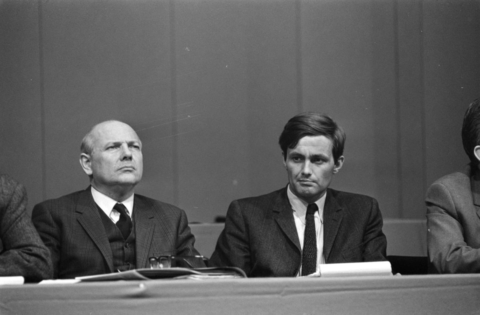 Congres PvdA in Nederlands Congresgebouw in Den Haag nr. 29 v.d. Louw (links) , Bestanddeelnr 922-1773