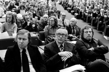 Congres PvdA over vrede en veiligheid in RAI v.l.n.r. Marcel van Dam, Van der S, Bestanddeelnr 927-8636