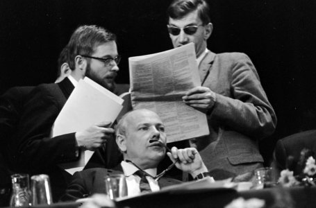 Congres PVDA in de RAI. Drs. Hans van den Doel in gesprek met drs. A. Veerman o…, Bestanddeelnr 920-8802