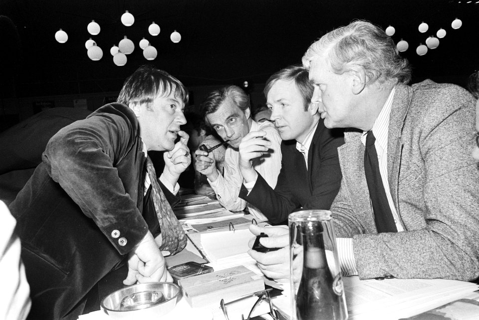 Congres D66 in Utrecht v.l.n.r. Van Mierlo , Glastra van Loon , Jan Terlouw en, Bestanddeelnr 929-0130