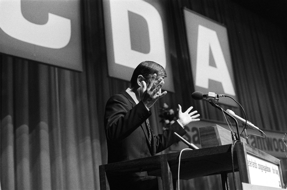 Congres CDA in Den Haag , 19, 20 Premier Van Agt tijdens rede, 21 voorzitter Buk, Bestanddeelnr 931-3349