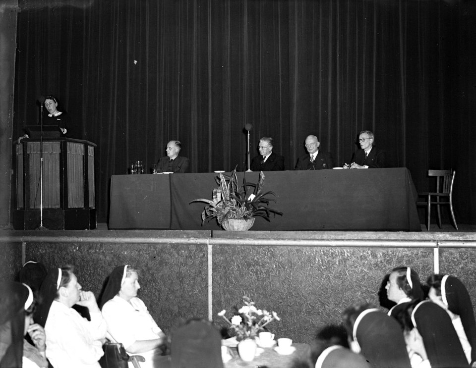 Congres Wit-Gele Kruis. Bestuurstafel, Bestanddeelnr 902-8470