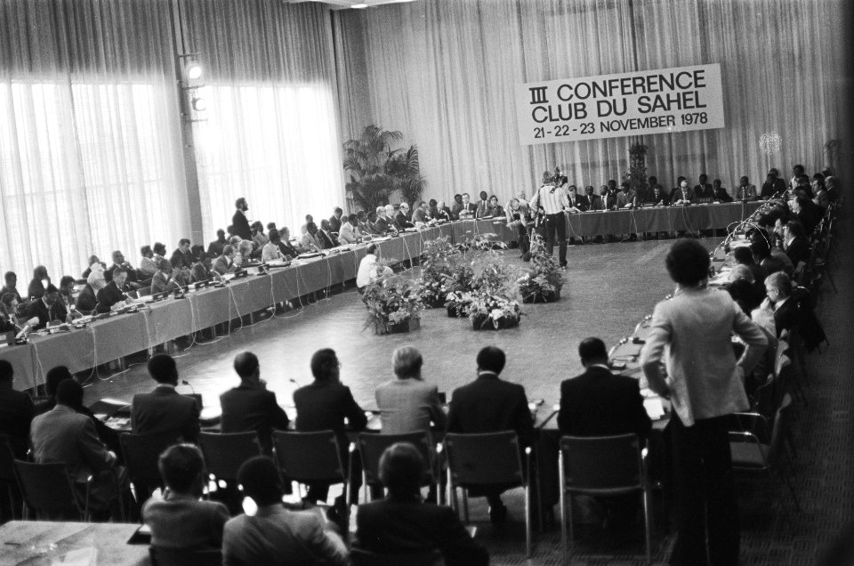 Congres club de Sahel in Amsterdam tijdens congres 3e va links minister De Koni, Bestanddeelnr 930-0078