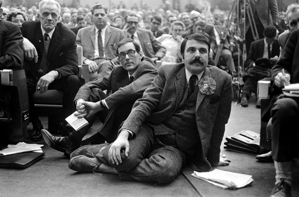 Congres PVDA in RAI. André van der Louw (met snor) en Han Lammers zitten op de g, Bestanddeelnr 920-8823