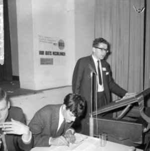 Congres in het Volkshuis te Leiden van de Studenten Vakbeweging , Anton Hooff aa, Bestanddeelnr 917-1454