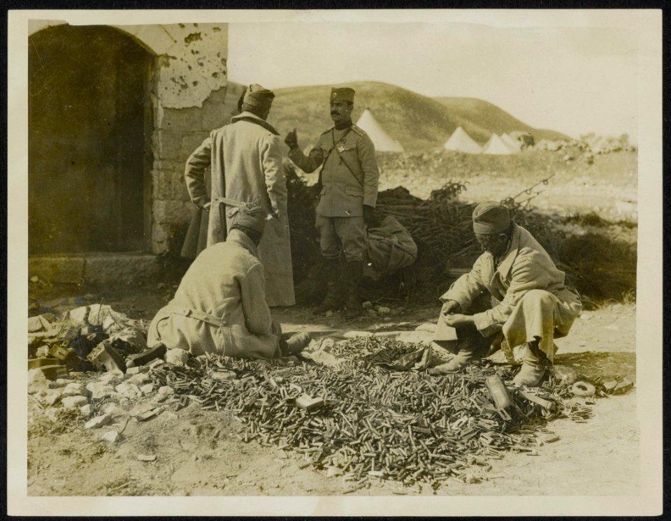 Collecting cartridges left by the Bulgars in their hasty retreat, Bestanddeelnr 158-0704