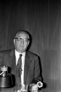 Congres De stand van het kankeronderzoek , in RAI, prof dr O Muhlbock , numme, Bestanddeelnr 926-7123