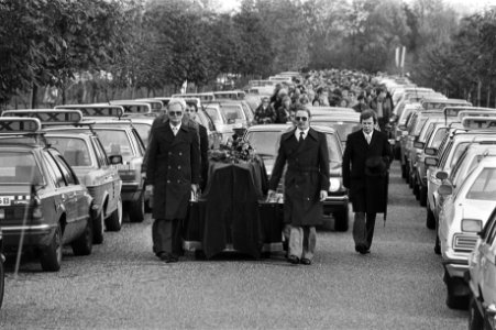 Collegas van Jan Scholts dragen de kist langs honderden taxis, Bestanddeelnr 931-7550