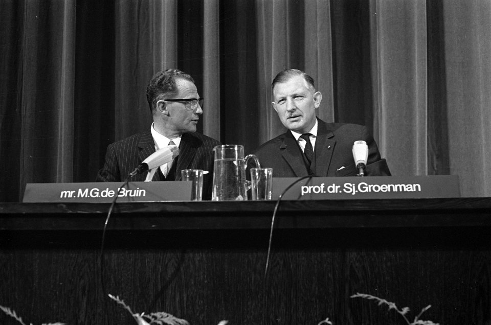 Congres Mobiliteit in Gevaar , links mr. M.G. de Bruin, rechts prof. dr. Sj. Gro, Bestanddeelnr 920-0959