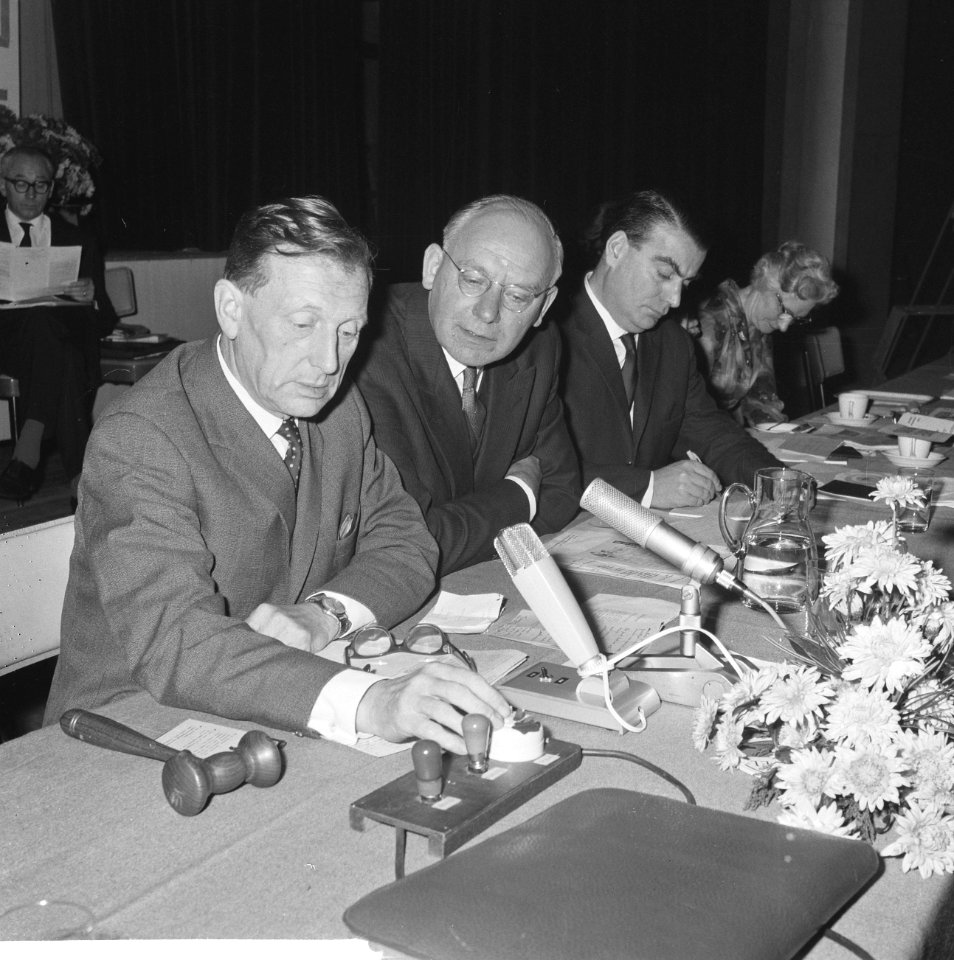 Congres PvdA in Tivoli te Utrecht J. G. Suurhoff , professor dr. A. Vondeling , , Bestanddeelnr 915-7473