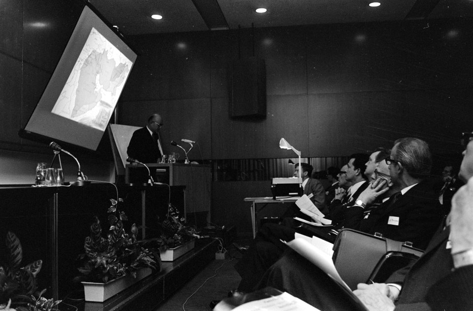 Congres Midden-Oosten Instituut in RAI, Amsterdam over mogelijkheden tot groei , Bestanddeelnr 924-2349