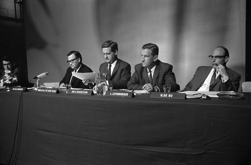 Congres Radio en TV-verslaggevers in Hilversum. Professor dr. P. J. A. van der H, Bestanddeelnr 921-4180