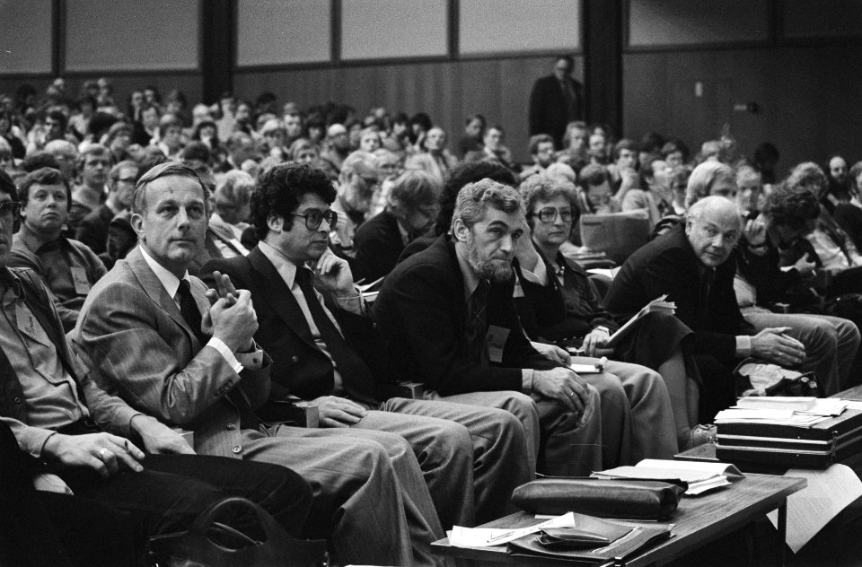 Congres PvdA vlnr Steenkamp, Van Thijn , Van der Doef, Van den Berg , mevro, Bestanddeelnr 929-3890