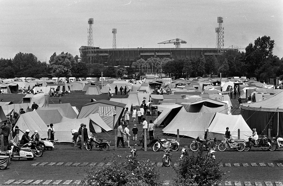 Congres Jehovagetuigen in het Feyenoordstadion, op de bijvelden zijn de tenten o, Bestanddeelnr 917-9221