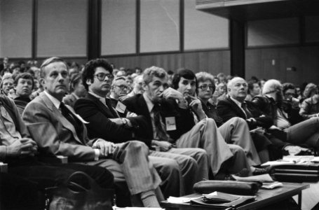 Congres PvdA vlnr Steenkamp, Van Thijn , Van der Doef , Van den Berg , mevr, Bestanddeelnr 929-3884