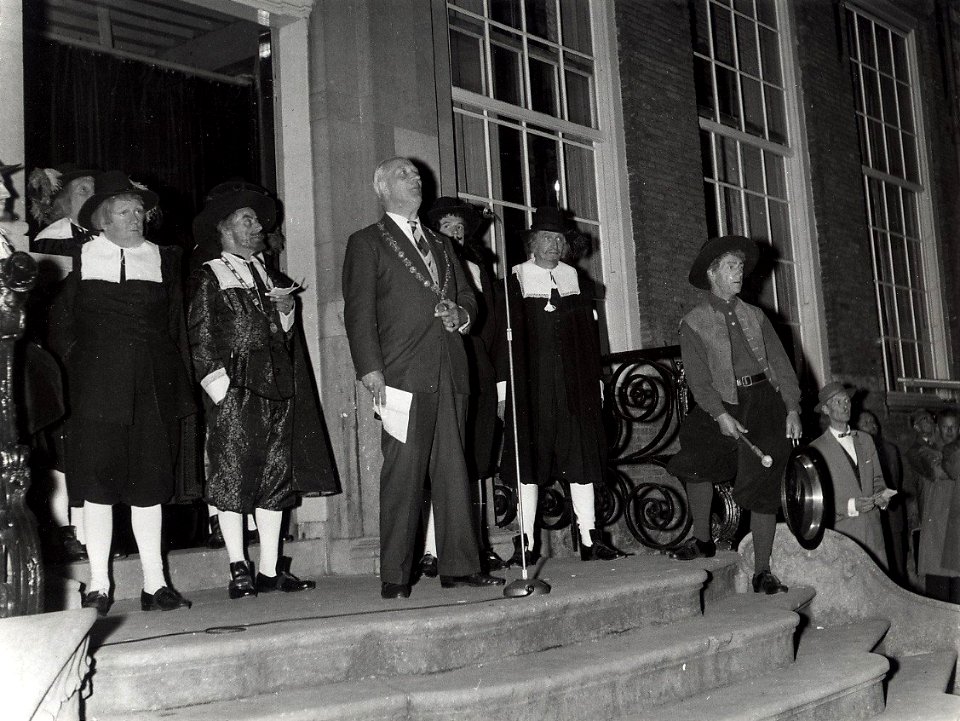 Congres Vereniging Nederlandse Gemeenten 2728 mei 1959, openingstoespraak van de burgemeester, mr. O.P.F.M. Cremers. NB. Oud-Hollandse kermis op het Doelenterrein. Aangekocht van fotograaf C. de Boer