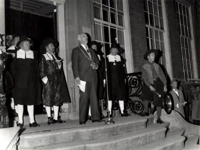 Congres Vereniging Nederlandse Gemeenten 2728 mei 1959, openingstoespraak van de burgemeester, mr. O.P.F.M. Cremers. NB. Oud-Hollandse kermis op het Doelenterrein. Aangekocht van fotograaf C. de Boer