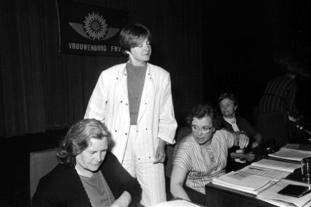 Congres Vrouwenbond FNV in Utrecht nr. 13 v.l.n.r. mevrouw Flipse , Karin Adel, Bestanddeelnr 932-1601