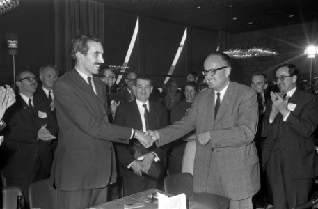 Congres PPR in Arnhem Mr. E. Jurgens (links) gefeliciteerd door ex-voorzitter dr, Bestanddeelnr 921-7404