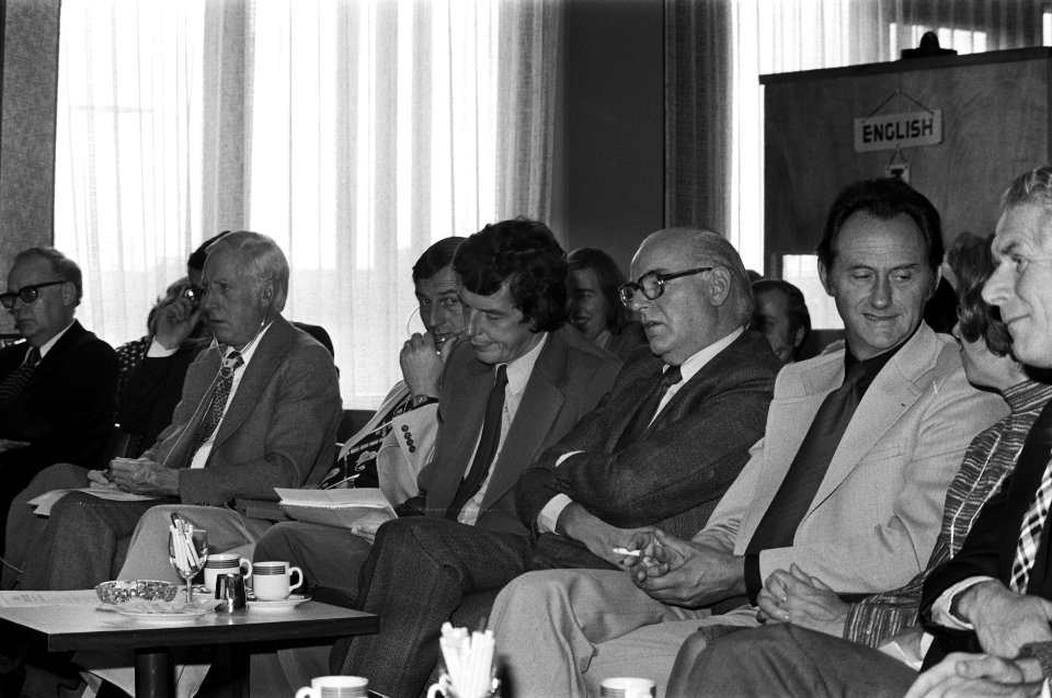 Congres voetbalproforganisaties in Hoofddorp Stoop (KNVB), Vissers (VVCS), Kok , Bestanddeelnr 928-1869