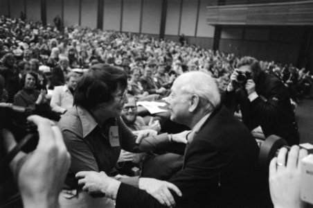 Congres PvdA Ien van de Heuvel en Den Uyl omhelzen elkaar, Bestanddeelnr 929-3886