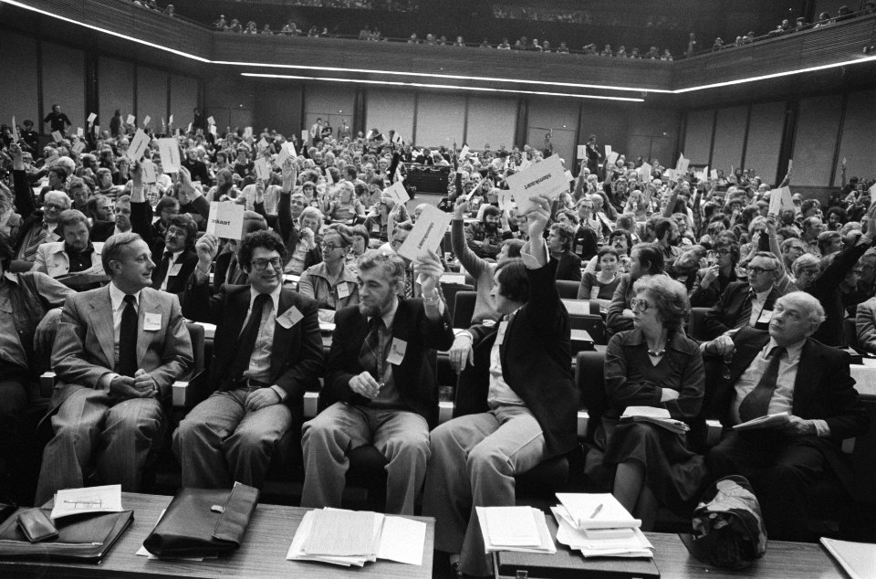 Congres PvdA tijdens de stemming op de voorste rij CDA-voorzitter Piet Steenkam, Bestanddeelnr 929-3883