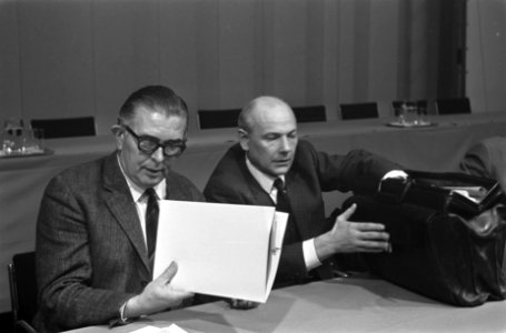Congres PvdA in Nederlands Congresgebouw in Den Haag nr. 9 , 10 links Cammelbee, Bestanddeelnr 922-1772