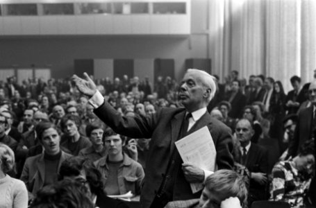 Congres Wat bezielt die jongens in Hilversum RAI Adam Een deelnemer aan discus, Bestanddeelnr 923-1425