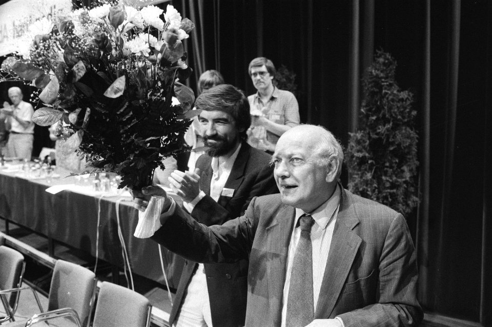 Congres PvdA in de RAI Den Uyl met bloemen, links Max van de Berg, Bestanddeelnr 932-2422